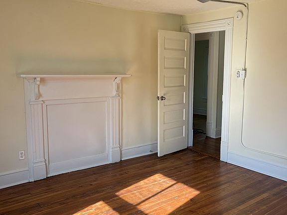 5th image of 915 Dearing St