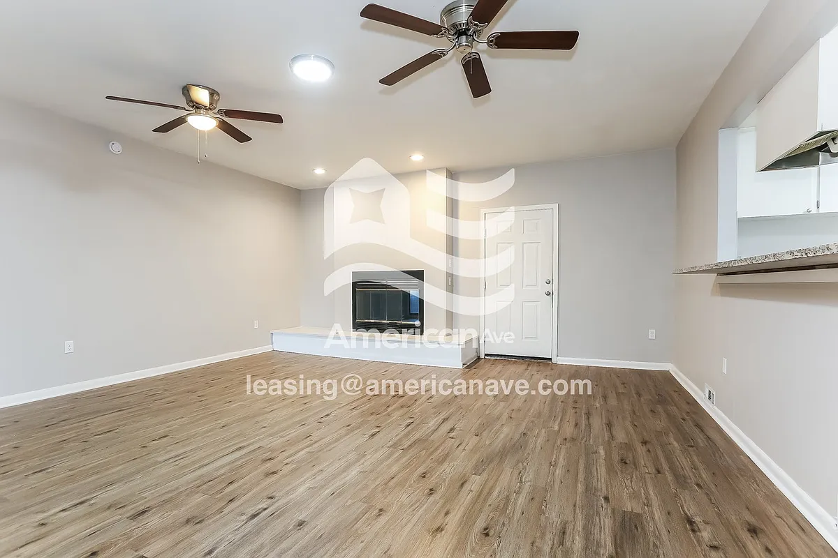 591621_001_living_room_2.jpg - 2515 Montreal Dr