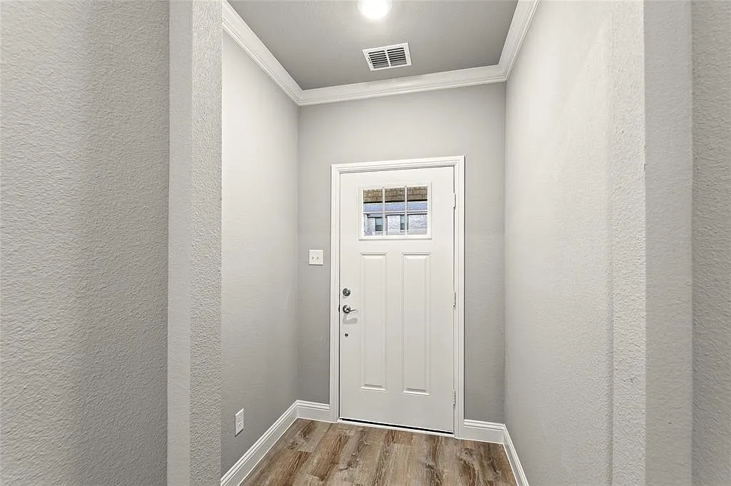 4 bed, 2.5 bath, 2900 sqft, $2,800 — Photo 2