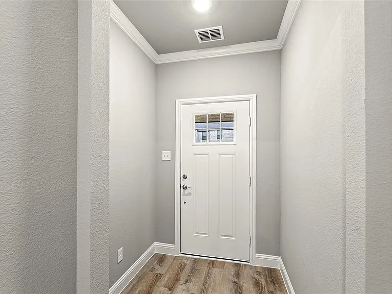 304 Community Dr — Photo 2