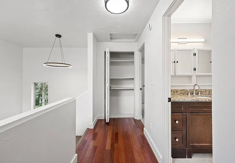 2105 Hawkins Ln — Photo 28