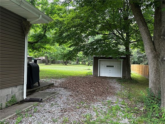 5th image of 9581 Colton Rd