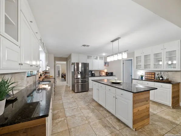 690 N LUPON RD, St Hedwig, TX 78152