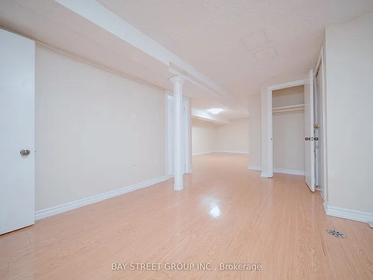 56 Corby Cres #LOWER — Photo 10