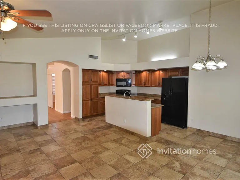 10886 W Loma Ln — Photo 5