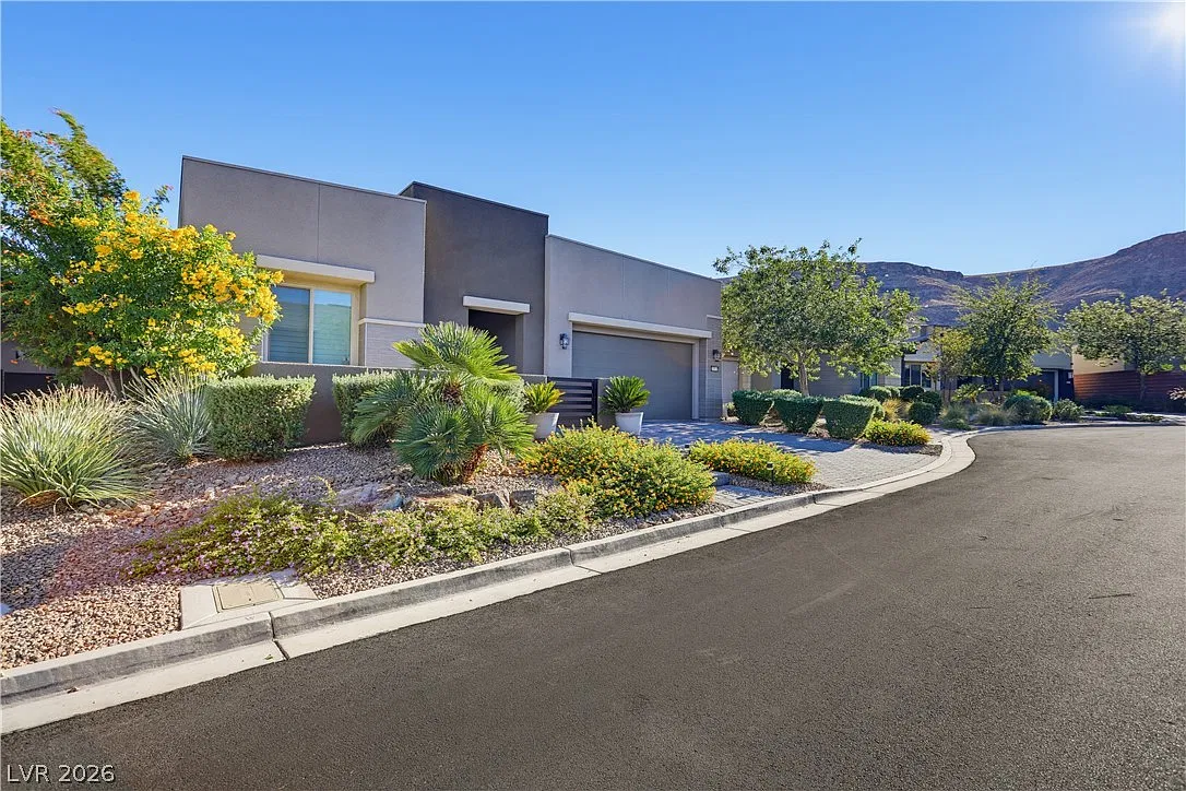 3 bed, 2.5 bath, 2523 sqft, $8,000 — Photo 3