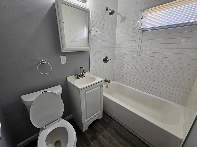 825 N 81st Ter — Photo 4