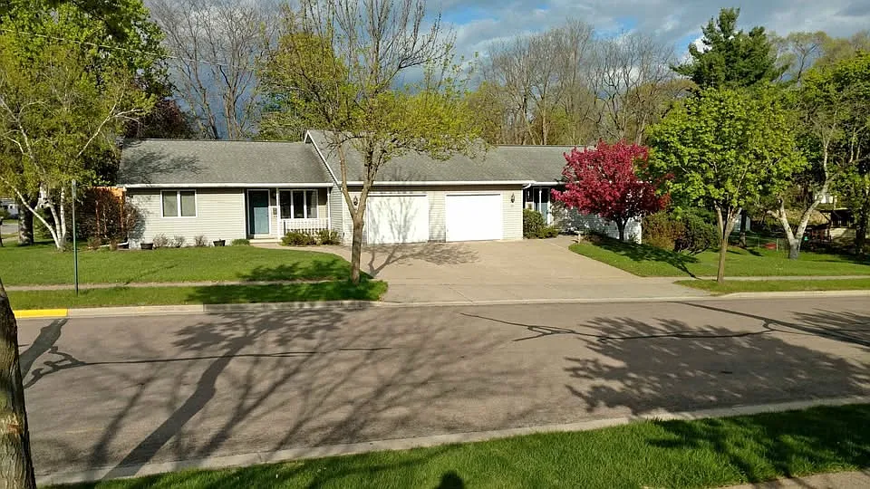 3 bed, 2100 sqft, $1,750 — Photo 1