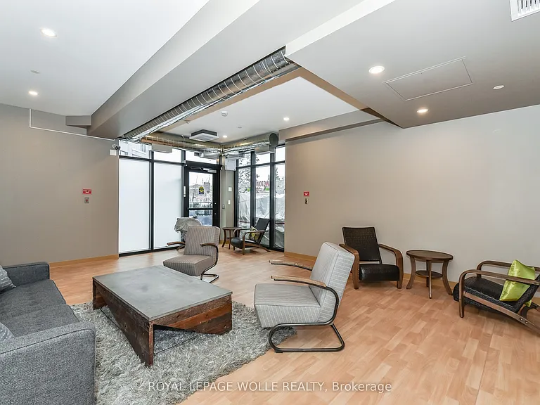 690 King St W #610 — Photo 32