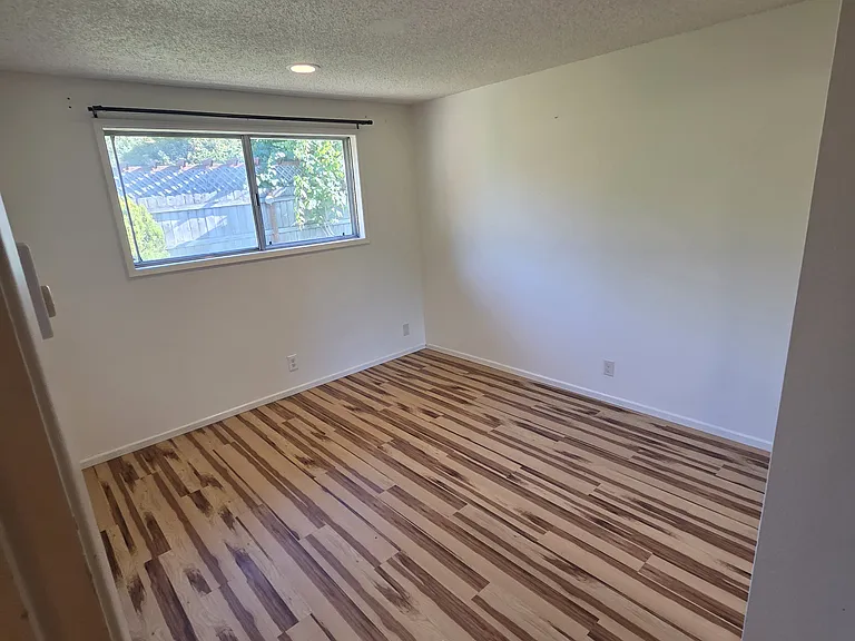 3945 Oak St — Photo 9