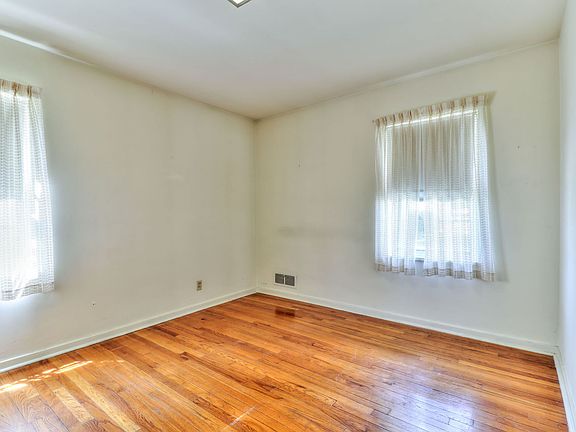 5th image of 806 W Maple St
