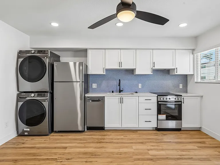 The Crest |NEWLY Renovated Studios, Lofts, 1, 2 & 3 Bedroom Homes Near the Beach — Photo 39