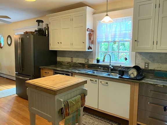 4th image of 14 Roslyn Dr
