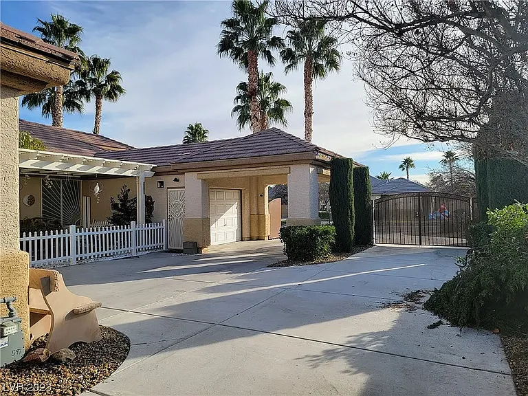 RV AREA(LARGE DRIVE WAY WITH RV PARKING GATE