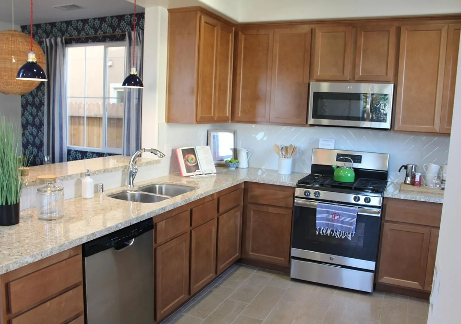 Like New 3 Bedroom Home! Near shops and restaurants! — Photo 4