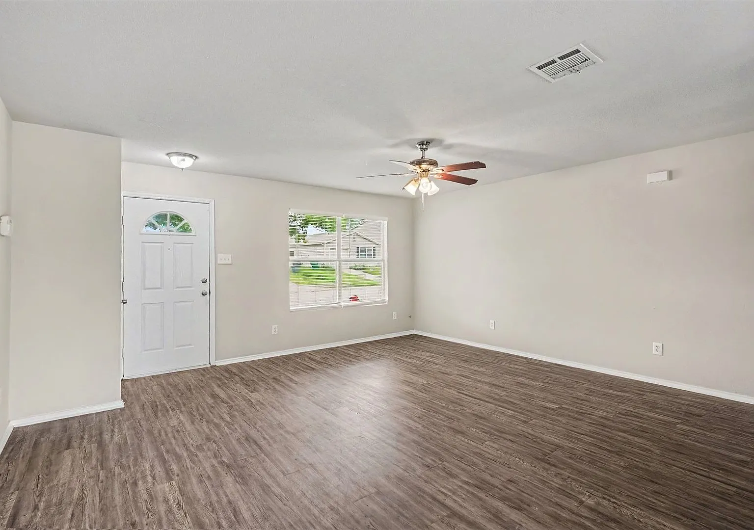 Welcome to 1733 Vineridge Lane in desirable Burleson! — Photo 4
