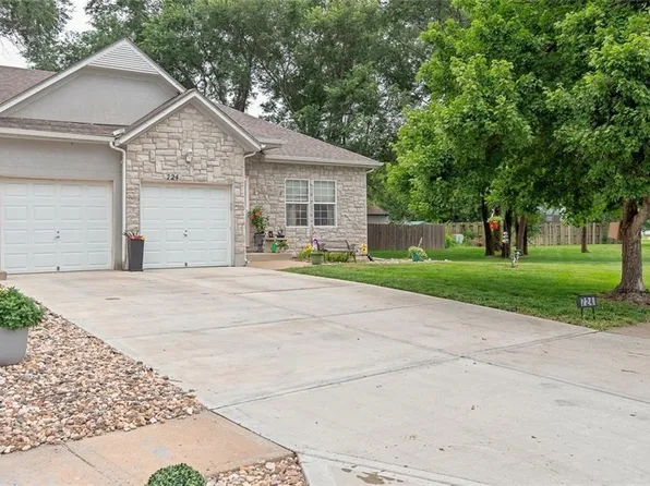 724 S Woodson Ln, Gardner, KS 66030