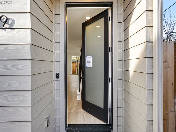 4th image of 2319 N Lombard St #6