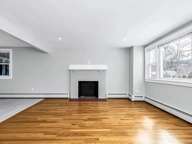 212 Cambridge Rd — Photo 4
