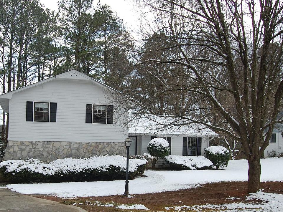 This charming quiet home is in the historic part of Roswell