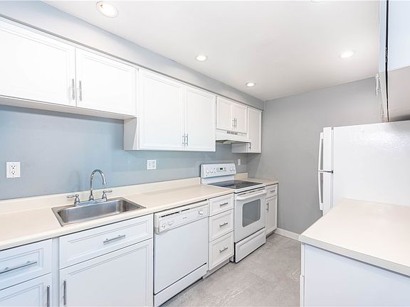 2nd image of 505 Hunters Path Rd APT 23