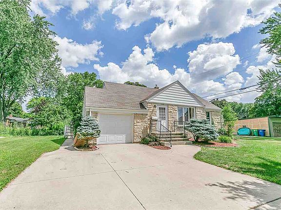 3rd image of 1120 Hickory Hill Dr