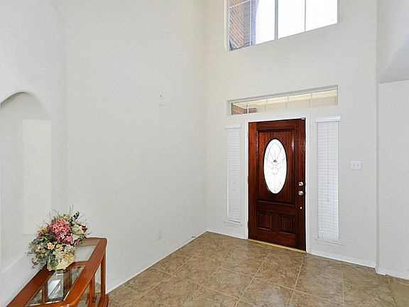 THE ENTRY FEATURES 18 IN  TILE FLOORING, 2 STORY HIGH CEILINGS,  A GREAT ART NICHE, IS OPEN AND BRIGHTLY LIT WITH NATURAL LIGHTING!