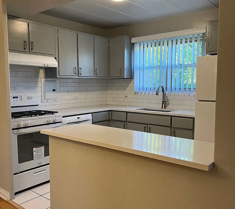 1447 WEST TOUHY LLC