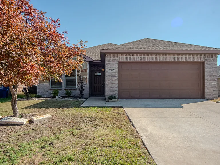 2049 Meadow View Dr — Photo 2