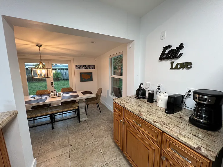 NW 38th Pl — Photo 16