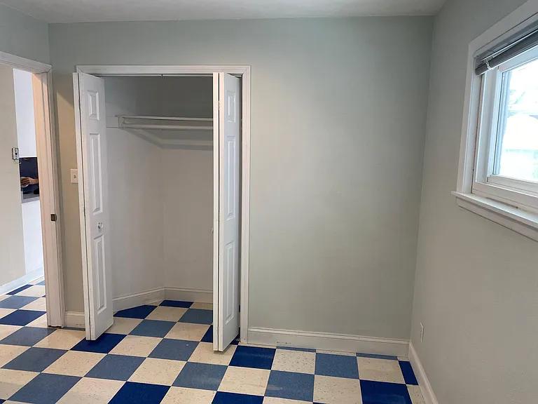 1686 W Marshall Ave — Photo 9