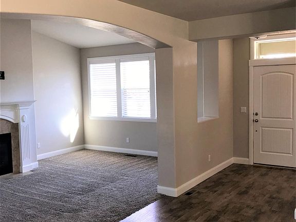 Living Room/Entryway