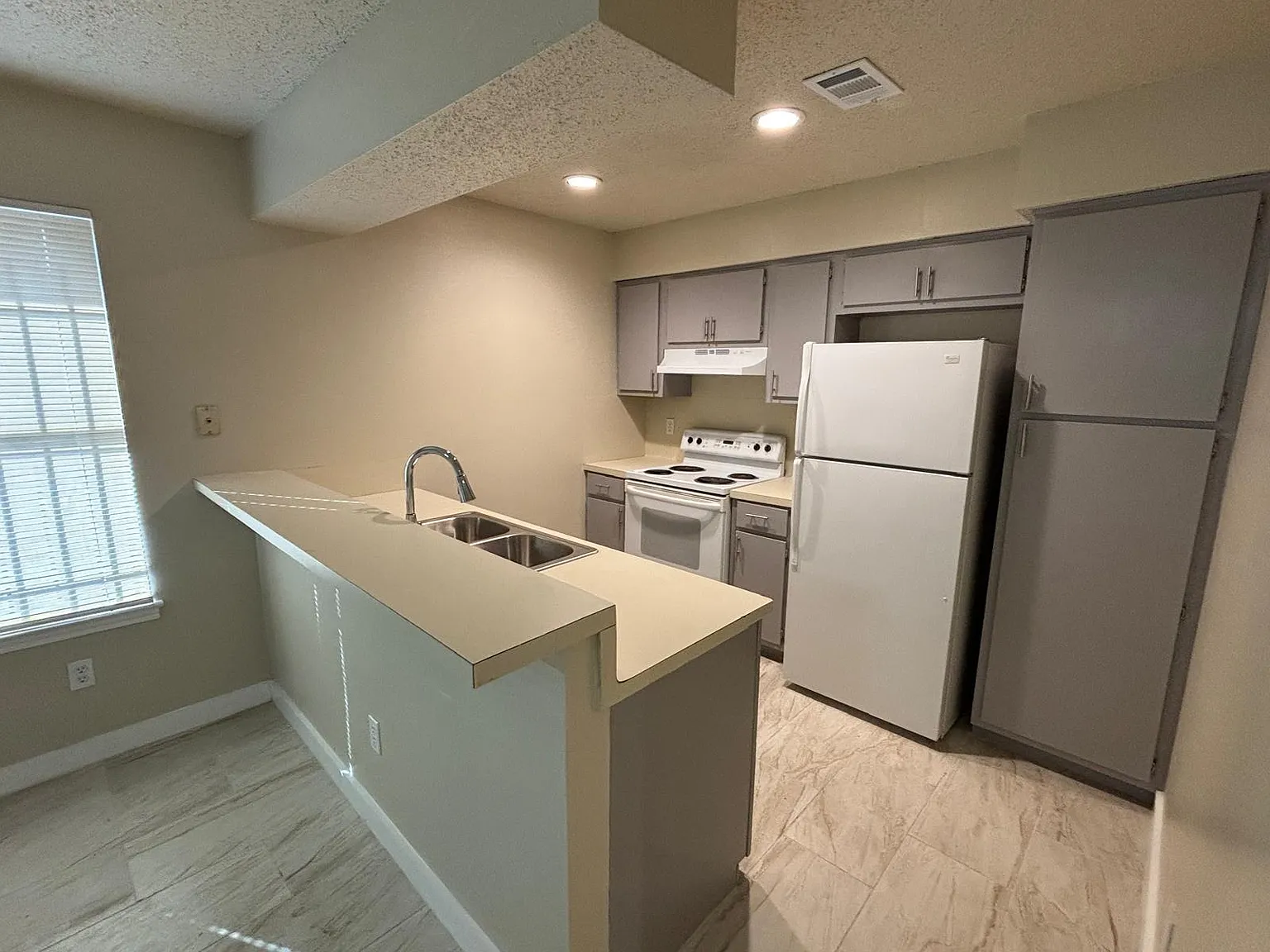 2 bed, 1.0 bath, 763 sqft, $1,200 — Photo 4