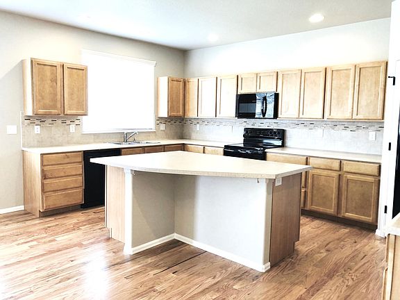 Kitchen w/bar and loads of cabinets (17 x 11)