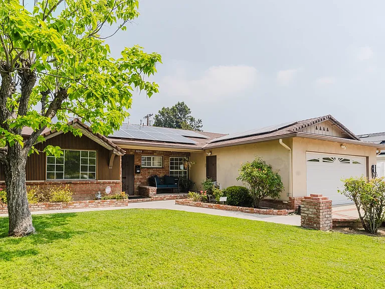 22515 Haynes St — Photo 4