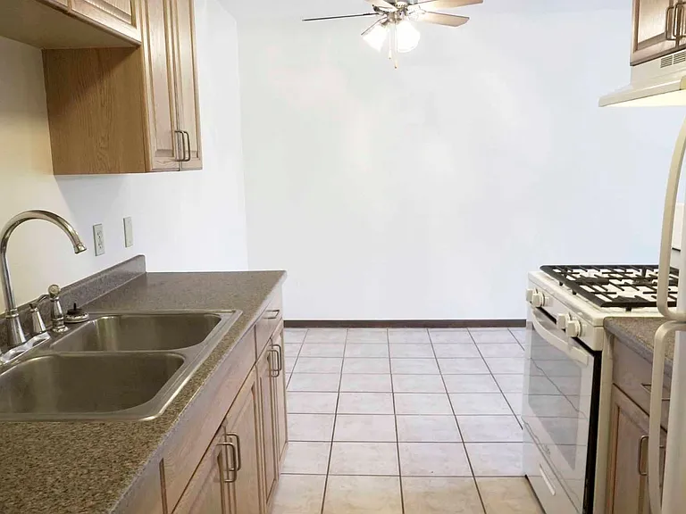 Twin Lakes Apartments — Photo 10