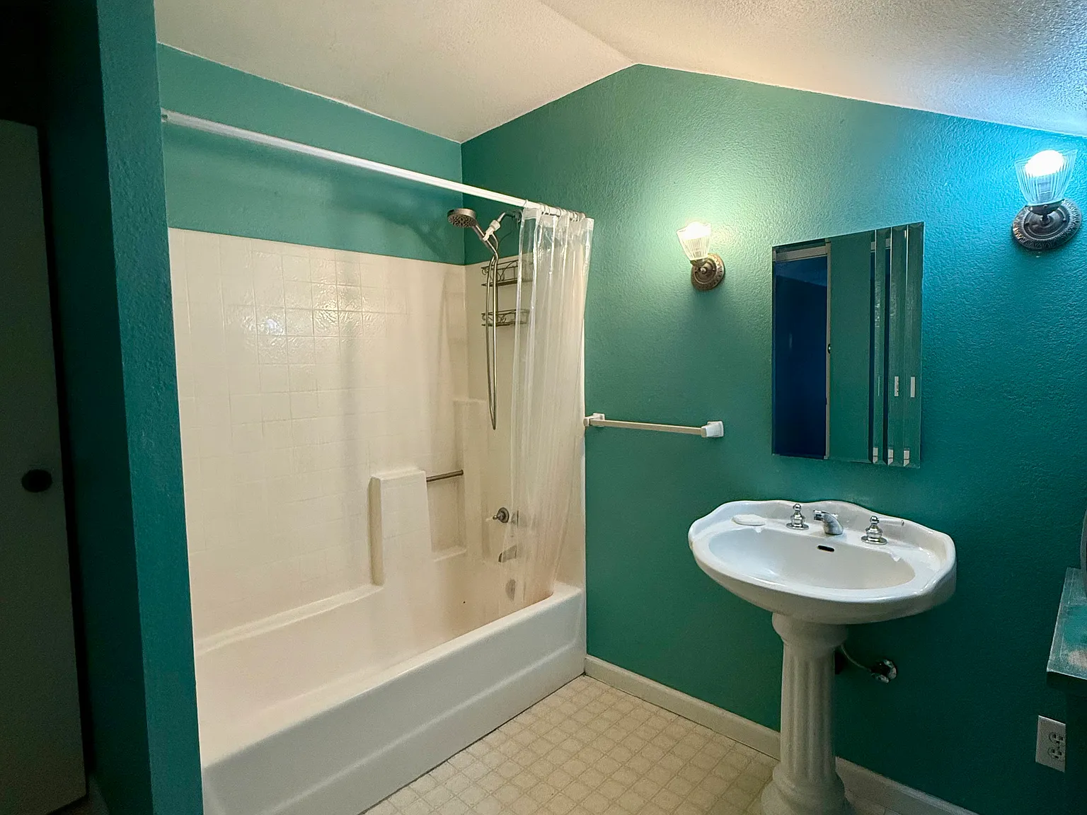 1 bed, 1100 sqft, $2,200 — Photo 4