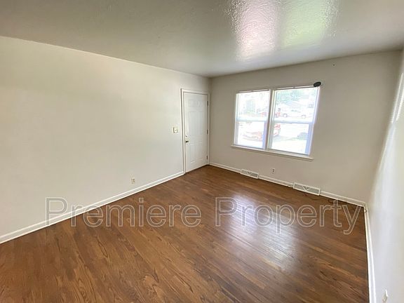 3rd image of 611 Deweese St