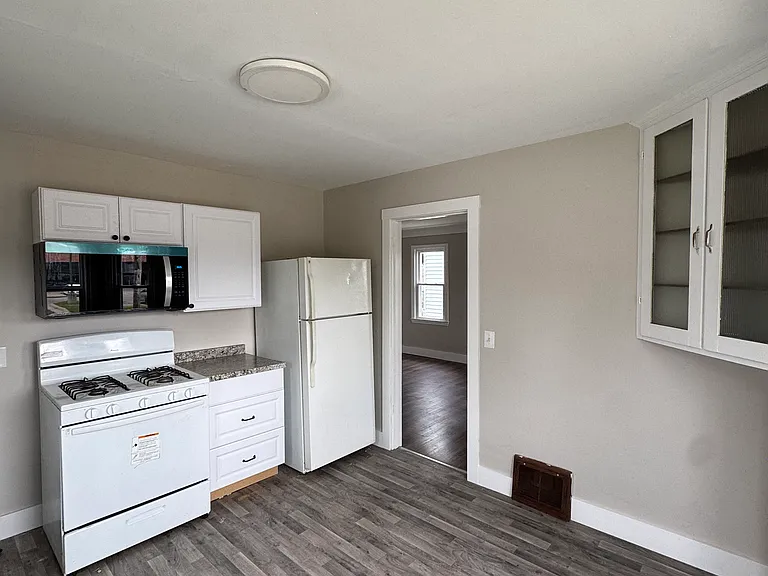 2537 W Sylvania Ave — Photo 2