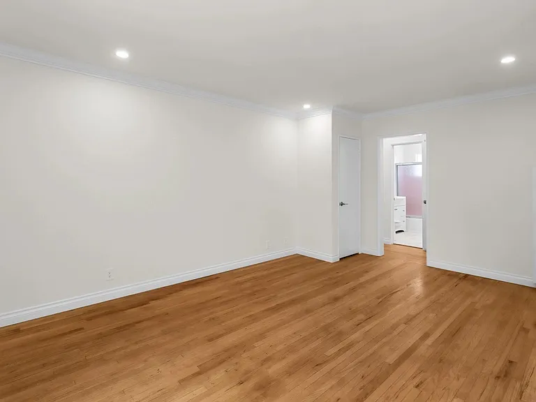 1219 Barry Ave #8 — Photo 10