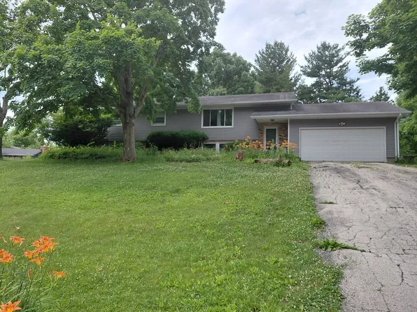 19897 Lakewood Dr, Bloomington, IL 61705