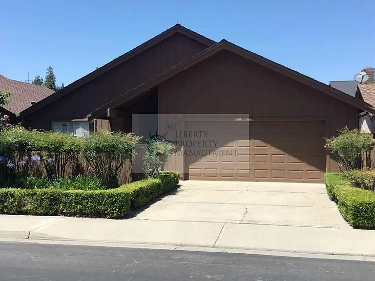 1921 Red Oak Dr — Photo 1