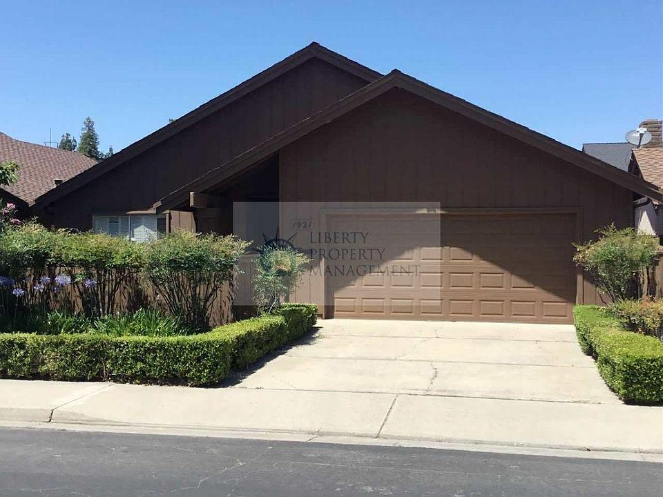 1st image of 1921 Red Oak Dr