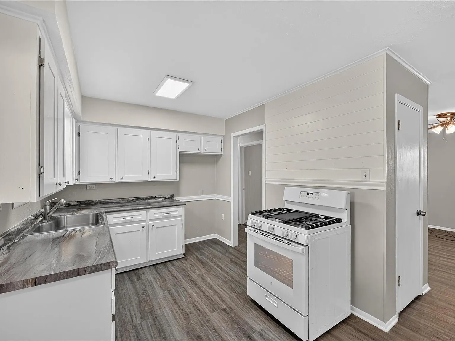 3 bed, 891 sqft, $1,400 — Photo 3