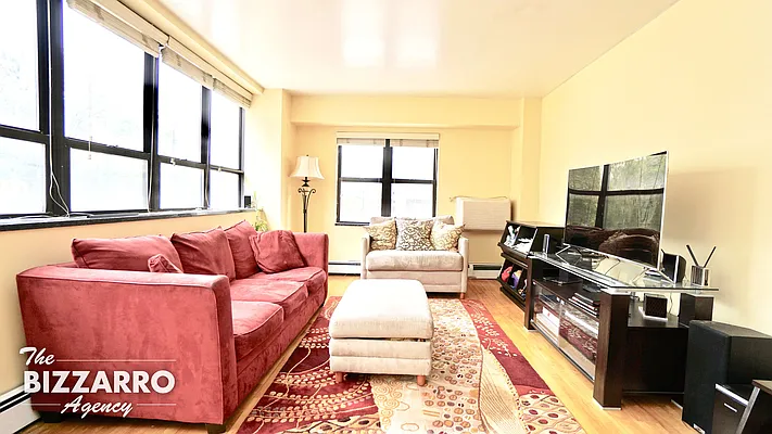 Sold by Bizzarro Agency | media 3