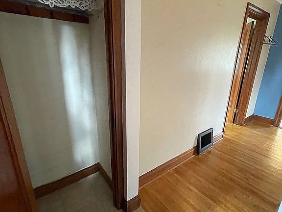5th image of 106 Oak St