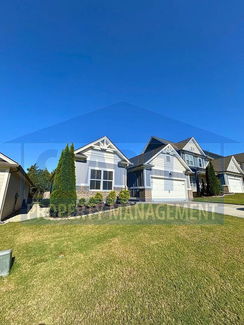 Single level, three bedroom home w/ fenced in backyard! — Photo 1