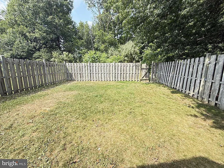 301 Sutton Ct — Photo 17