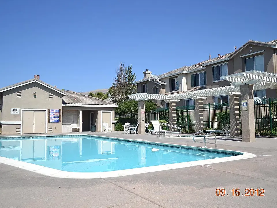 3 bed, 2.5 bath, 1545 sqft, $4,400 — Photo 2