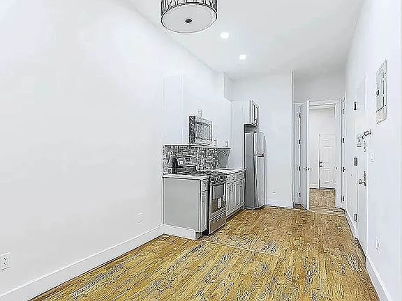 5th image of 352 Melrose St #1B